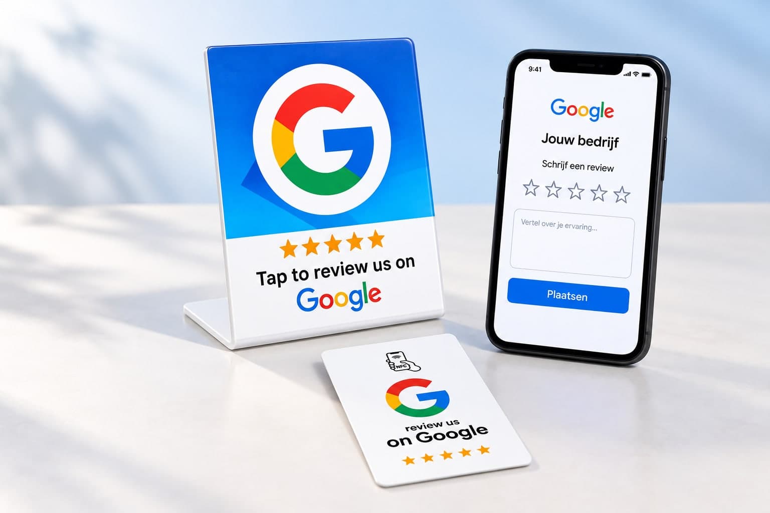 Het NFC-display en een NFC-kaart van ReviewTik op een tafel, met een telefoon waarop het Google-reviewformulier open staat