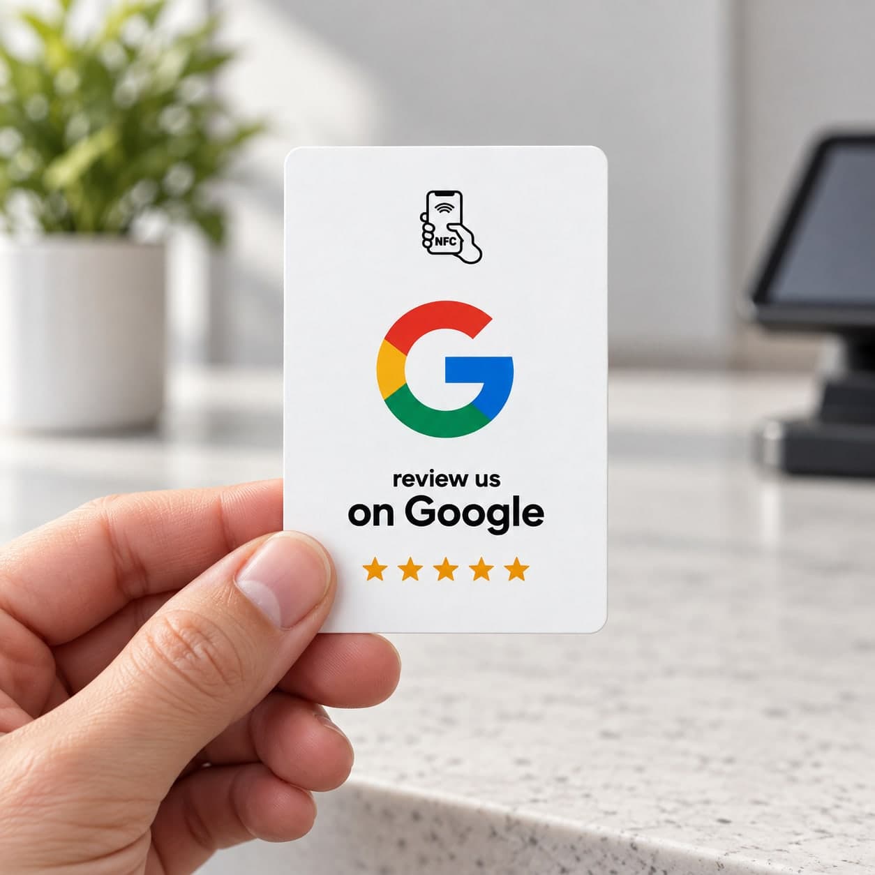 Een medewerker houdt de witte NFC-reviewkaart vast bij de balie